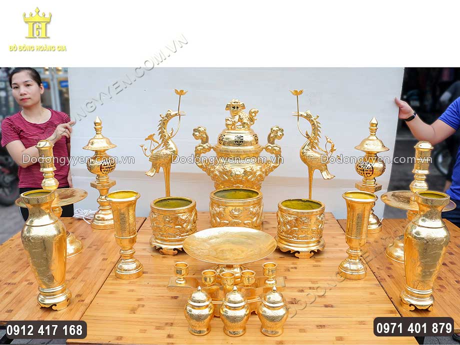 Đ&ocirc;i lọ hoa được đặt đối xứng hai b&ecirc;n ban thờ gia ti&ecirc;n